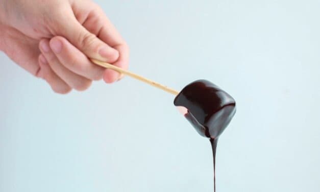 Fondue czekoladowe: Sposób na romantyczny wieczór lub przyjęcie z przyjaciółmi