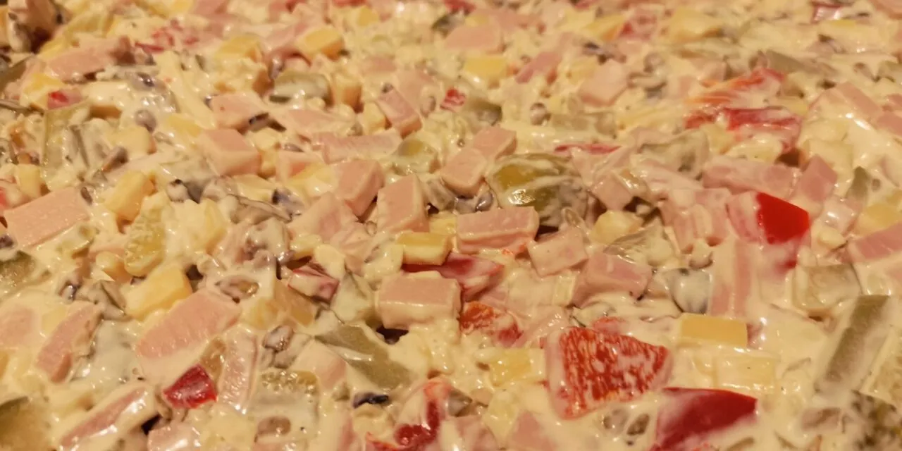 Sałatka serowa z szynką z warzywami