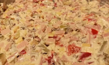 Sałatka serowa z szynką z warzywami