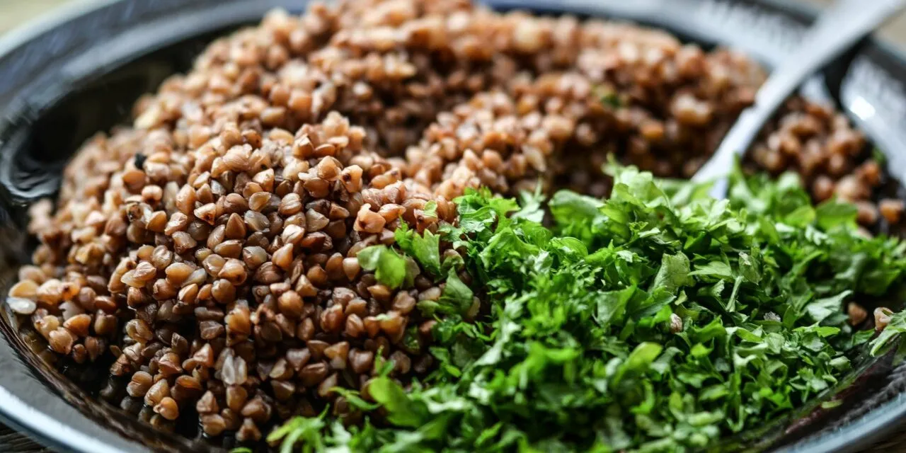 Kasza ekologiczna jako składnik sałatek. Poznaj pomysły na 4 doskonałe połączenia