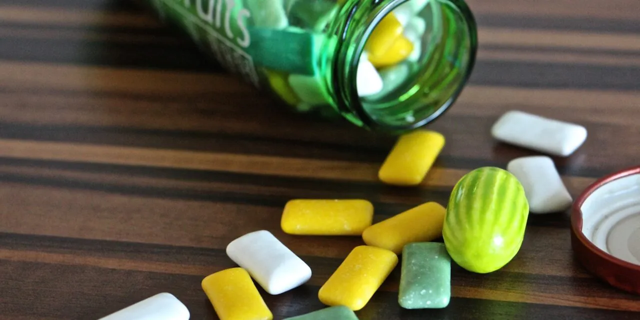 Gumy do żucia – dlaczego ich popularność nie ustaje? Sprawdzamy