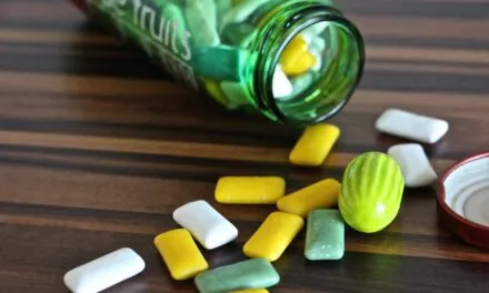 Gumy do żucia – dlaczego ich popularność nie ustaje? Sprawdzamy