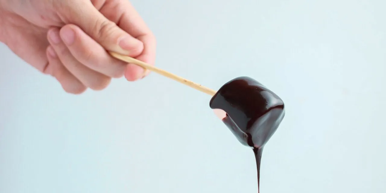 Fondue czekoladowe: Sposób na romantyczny wieczór lub przyjęcie z przyjaciółmi