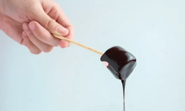 Fondue czekoladowe: Sposób na romantyczny wieczór lub przyjęcie z przyjaciółmi